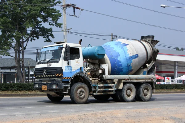 CHIANGMAI, THAILAND - OCTOBER 16  2014: Concrete truck of CPAC Concrete product company. Photo at road no.121 about 8 km from downtown Chiangmai, thailand. — Stock Photo, Image