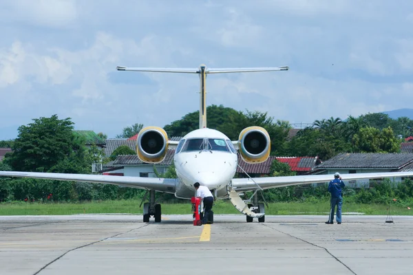 Capitão da Pbair verificando aeronaves antes do voo — Fotografia de Stock