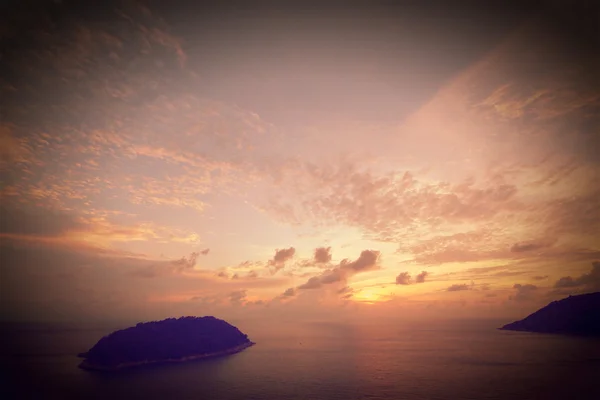 Piękny wschód słońca nad morze z Tajlandii. Retro filtr — Zdjęcie stockowe