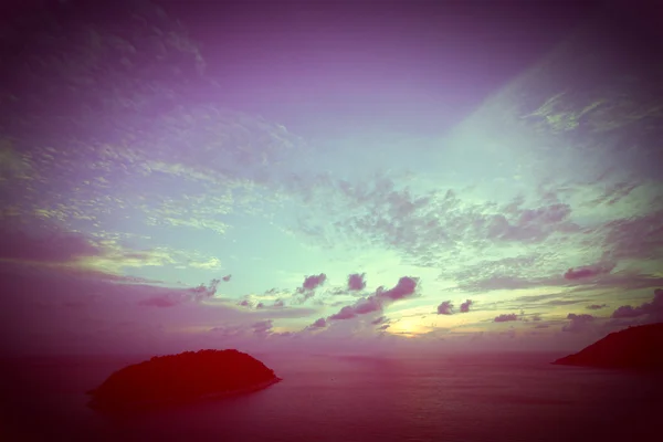 Όμορφη ανατολή του ηλίου πάνω από τη θάλασσα της Ταϊλάνδης. Ρετρό φίλτρο — Φωτογραφία Αρχείου