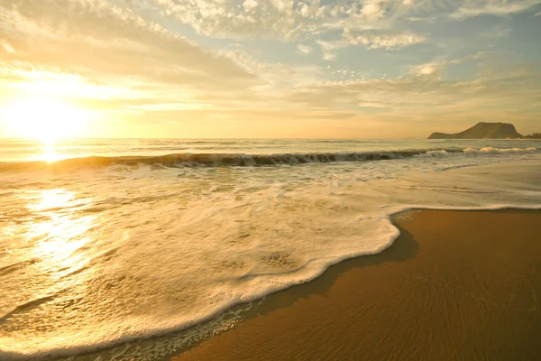 Hermoso amanecer sobre el mar — Foto de Stock