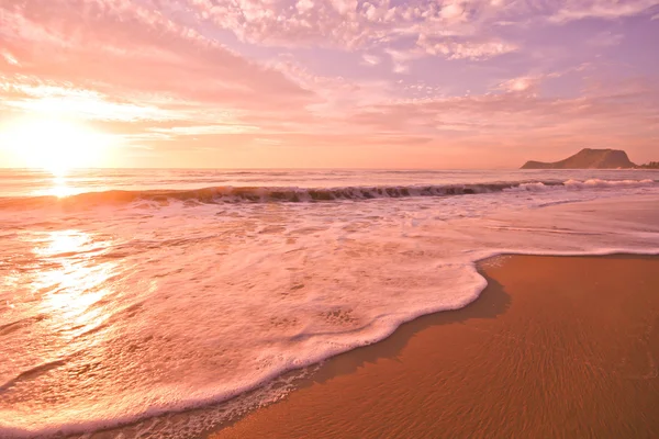 Hermoso amanecer sobre el mar — Foto de Stock