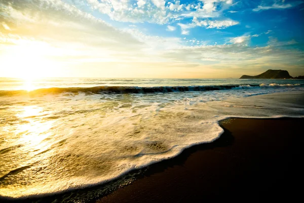 Hermoso amanecer sobre el mar — Foto de Stock