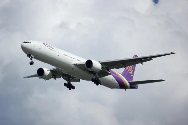 Boeing 777-300 HS-TKE de Thaiairway — Foto de Stock