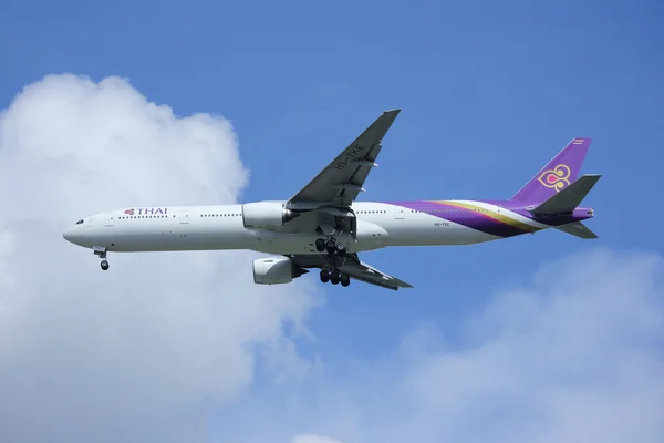 Boeing 777-300 HS-TKE de Thaiairway — Photo