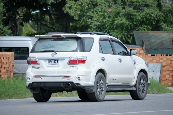 Privater Geländewagen, toyota fortuner — Stockfoto