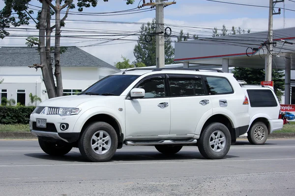 Mitsubishi Pajero позашляховик автомобілів — стокове фото