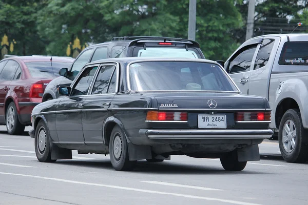 Приватні старого автомобіля Mercedes-Benz 300 г — стокове фото