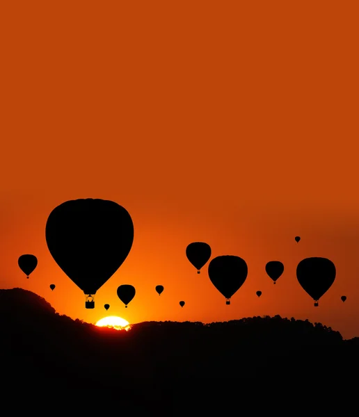 Montagne et lever de soleil avec silhouette de montgolfières . — Photo