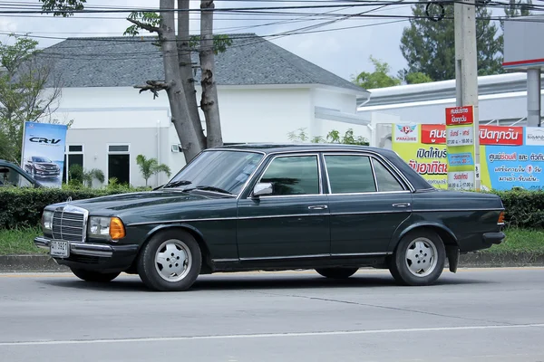 Ιδιωτικό παλιό αυτοκίνητο Mercedes-Benz. — Φωτογραφία Αρχείου