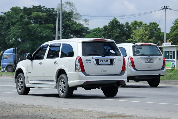 Coche privado, Isuzu Mu7 . — Foto de Stock