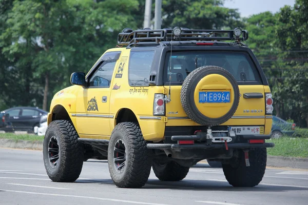 Рядовой внедорожник, Isuzu Rodeo — стоковое фото