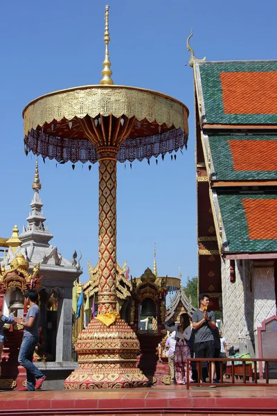 People in  Wat Phra That Hariphunchai — Stock fotografie