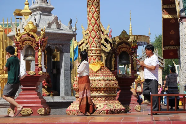 Pessoas em Wat Phra que Hariphunchai — Fotografia de Stock