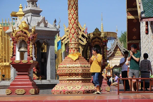 People in  Wat Phra That Hariphunchai — Stock fotografie
