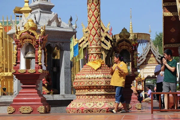 People in  Wat Phra That Hariphunchai — Stock fotografie