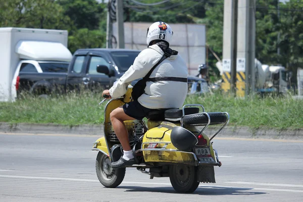 Приватного мотоцикл скутер, старі Vespa. — стокове фото