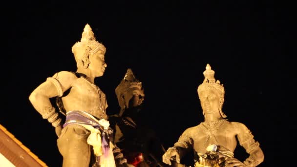 Drie koningen Monument in het centrum van Chiang Mai — Stockvideo