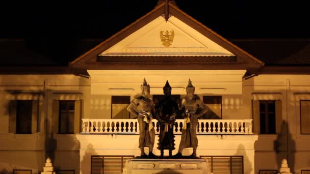 Monumento dos Três Reis no centro de Chiang Mai — Vídeo de Stock