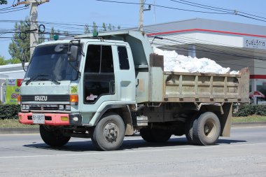 Özel eski Isuzu damperli kamyon.