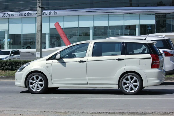 Coche privado, Toyota Wish . — Foto de Stock