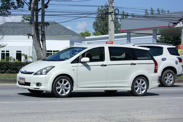 Частный автомобиль, Toyota Wish . — стоковое фото