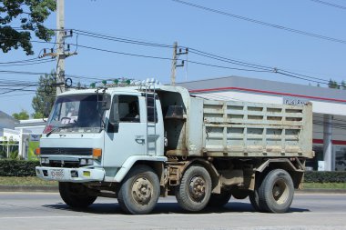  Özel eski Isuzu damperli kamyon.