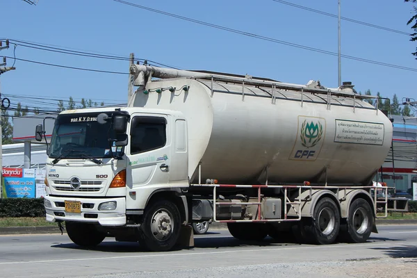 Camión cisterna de alimentos para animales de transporte KYD . — Foto de Stock
