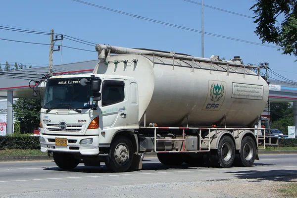Karma dla zwierząt cysterna ciężarówki z Kyd transport. — Zdjęcie stockowe