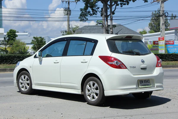 Prywatny samochód, Nissan Tiida. — Zdjęcie stockowe