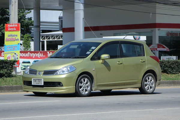 Privé-auto, Nissan Tiida. — Stockfoto