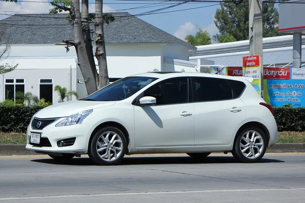 Soukromé auto, Nissan Tiida. — Stock fotografie