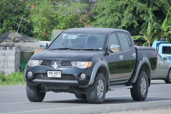 Prywatnego Mitsubishi o podnieść samochód — Zdjęcie stockowe