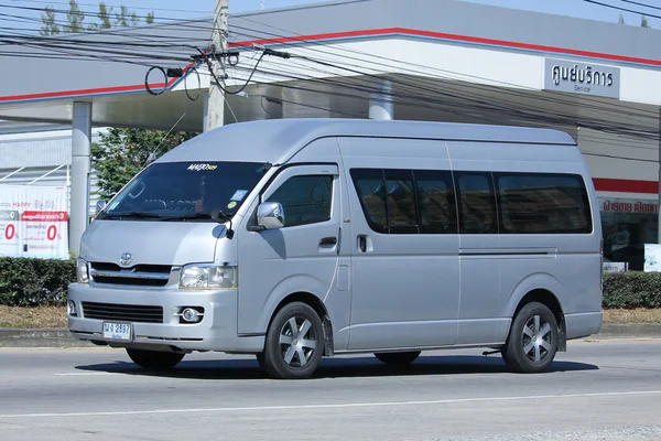 Пригородный микроавтобус Toyota — стоковое фото