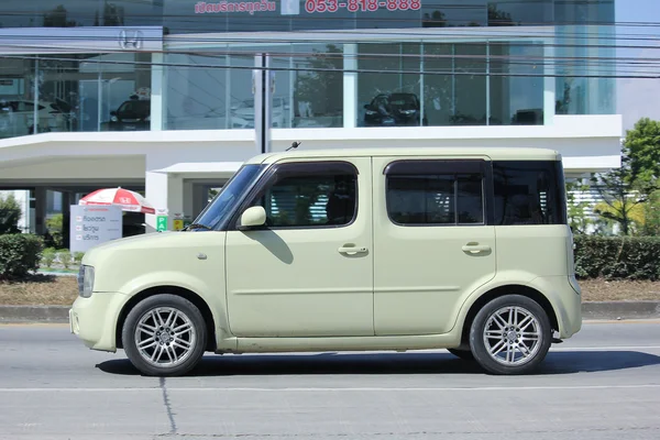 Рядовой Nissan Cube, минивэн . — стоковое фото