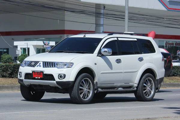 Mitsubishi Pajero позашляховик автомобілів. — стокове фото