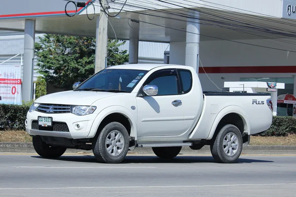 Pickup prywatnego samochodu, Mitsubishi. — Zdjęcie stockowe