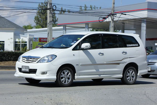 私营 Mpv 车，丰田 innova 德诺. — 图库照片