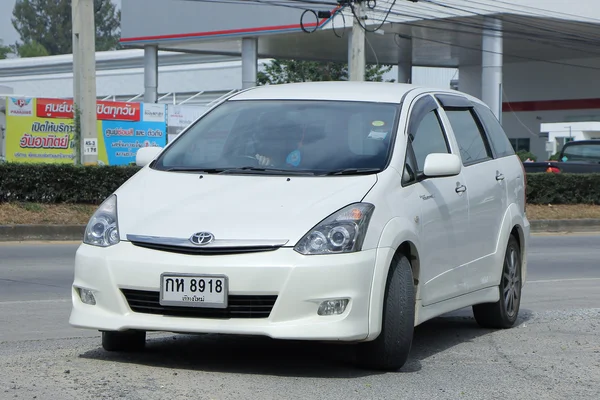 Soukromé auto, Toyota přání. — Stock fotografie