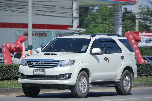 Privater Geländewagen, toyota fortuner. — Stockfoto