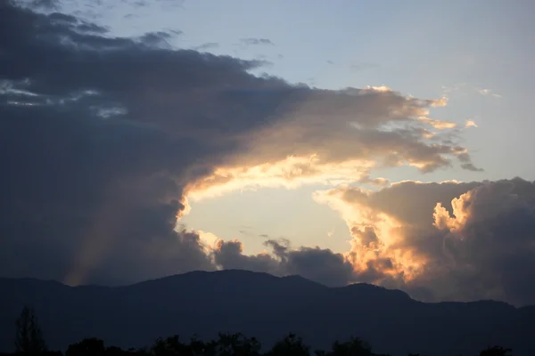 太阳升起时间的云景 — 图库照片