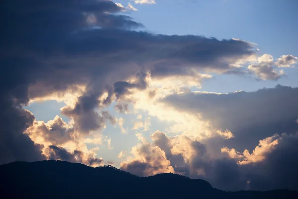 太阳升起时间的云景 — 图库照片