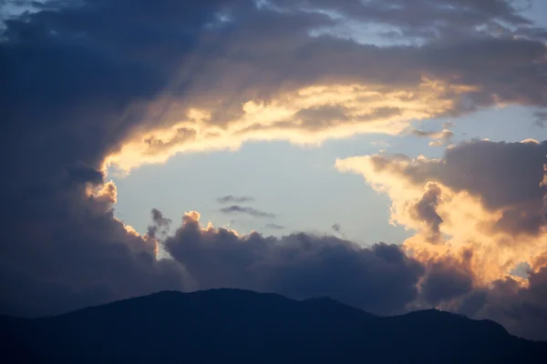 Cloud stvol na slunce doba náběhu — Stock fotografie