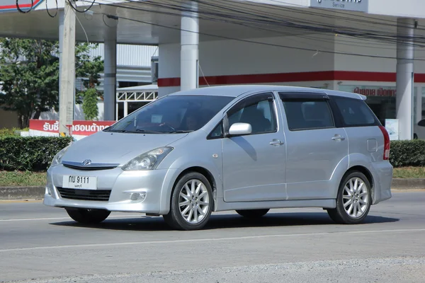 Coche privado, Toyota Wish . — Foto de Stock