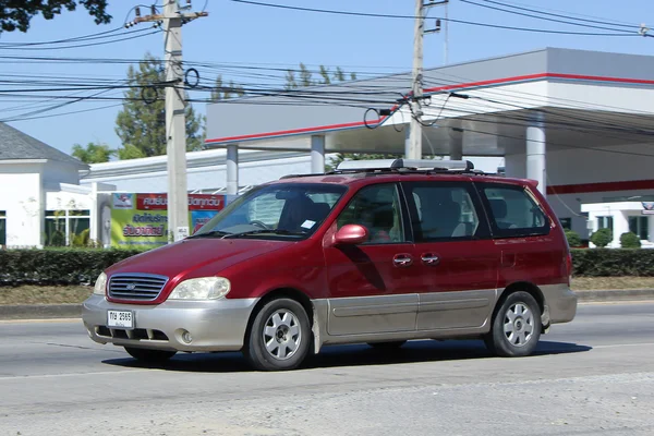 Prywatny samochód Mpv, Kia Carnival. — Zdjęcie stockowe