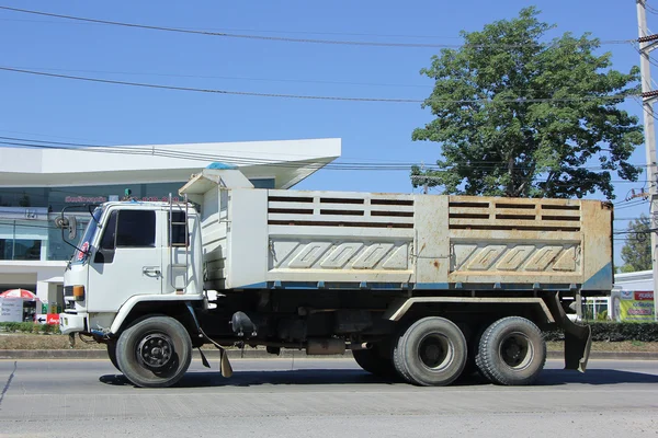 Camión volquete viejo Isuzu 10 ruedas — Foto de Stock