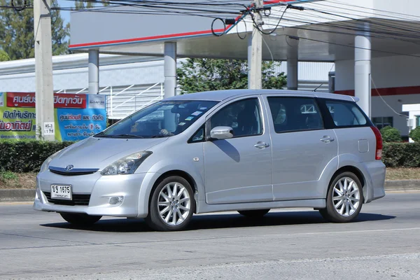 Частный автомобиль, Toyota Wish . — стоковое фото