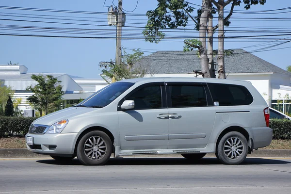 Privé Mpv auto, Grand Kia Carnival. — Stockfoto