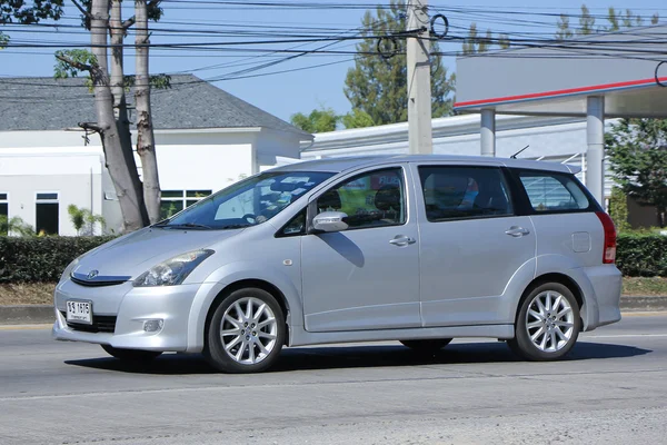 Coche privado, Toyota Wish . — Foto de Stock