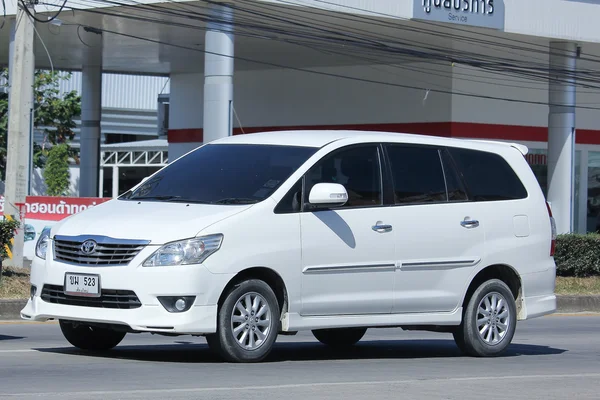 私营 Mpv 车，丰田 innova 德诺 — 图库照片